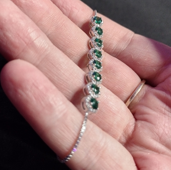 Stunning Silver and Green Bracelet - Picture 8 of 8